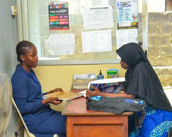 Geosolution staff member helping a student at the front desk